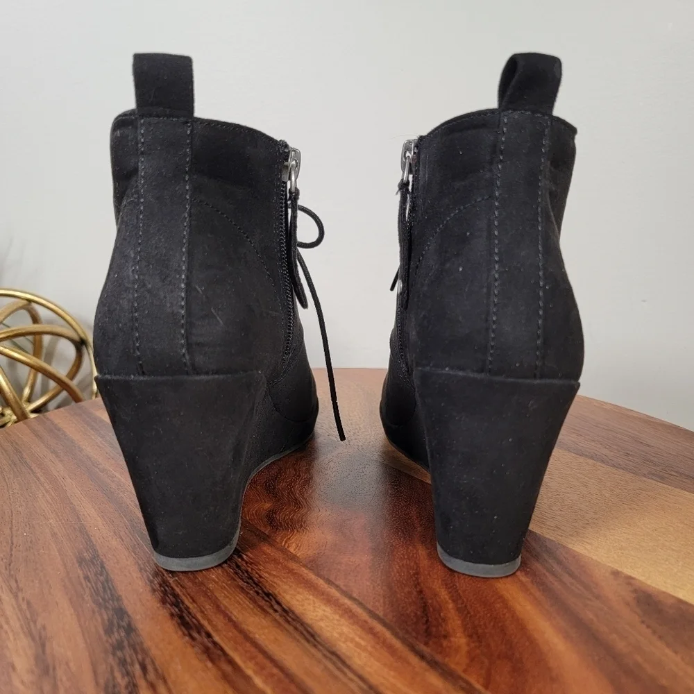 DV Dolce Vita Black Wedge Ankle Boots Women's Size 8 Faux Suede Lace Up Comfy